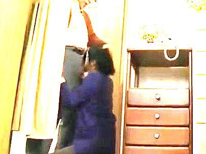 ＜ヘンリー塚本！＞「これおっきいの…」性欲たかめの美人奥さん人妻！義理の息子と禁断エロ行為にはまっちゃう(無料エロ動画)