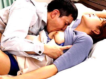 ＜紗倉まな！＞「ダメだけど…♡」レ×プを誘う性欲ヤバすぎ人妻！男を誘惑して侵されたいボイン奥さん(アダルト動画)