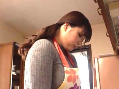 ＜近親相姦＞「だめよ～こんなこと…！」ぽっちゃり美人奥さん義母！息子に強引にエロ行為持ち込まれるゾ(無料エロ動画)