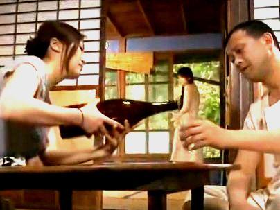 ＜ヘンリー塚本＞「ジジイ、暴走！！」エロいおかあさんと娘をやっちゃうぞ！変態オヤジがヤバすぎる(無料エロ動画)