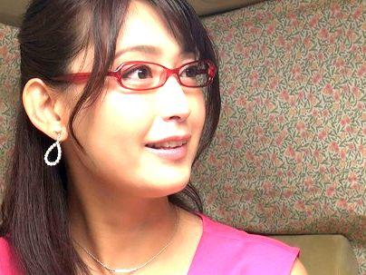 ＜素人妻ナンパ＞「眼鏡エッロｗＷ！」上品な感じの美人奥さん！口説いてなし崩し的エロ行為持ち込んじゃう！(無料エロ動画)