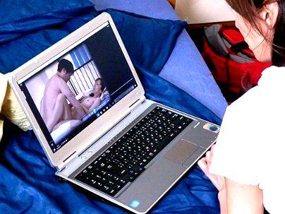 ＜近親相姦＞「え？これ私たちの…？」親のｓｅｘを盗撮した息子！ママにバレてしまい・・まさかに近親相姦発展(無料エロ動画)