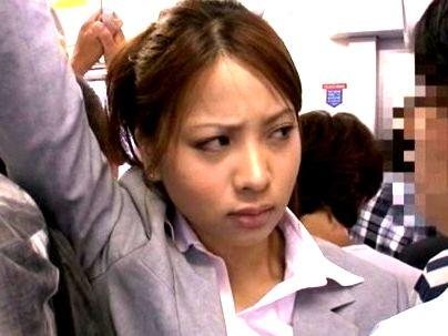 ＜痴漢レイプ！＞「私をしなさい！」スーツ姿の美女OLお姉さん！犯罪防止のため弟の痴漢行為をウケチャウ(無料エロ動画)