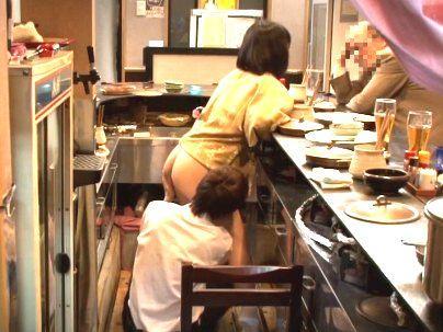 ＜美人店員！＞「声出ちゃうのん…」クッソ綺麗な美人女将！ご覧の通り仕事中にエロイタズラがたまんね～(アダルト動画)