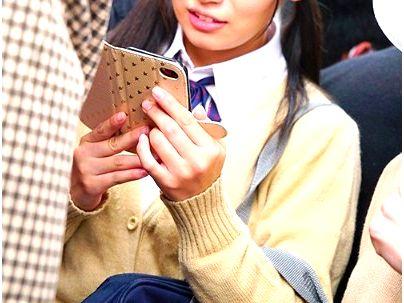 ＜満員電車＞「え？ヤメテクダサイ…！」真面目そうな制服女子！痴漢師に強引にヤラレマクリ(無料エロ動画)