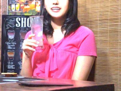 ＜相席居酒屋！＞「え？私でいいんですか？…♡」上品な感じの美人奥さん！誘われて浮気セックス楽しんじゃう(無料エロ動画)