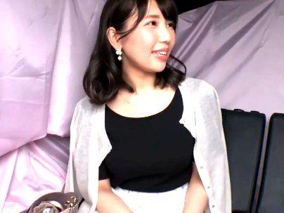 ＜素人妻ナンパ！＞「いいパイ乙だね～！」セレブな奥さんゲッツ！余裕でまた開いてるぞ(アダルト動画)