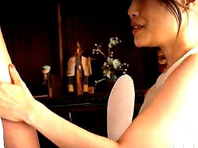 ＜圧倒的！＞「エアコンの修理！」汗ほとばしる人妻のエロさが圧倒的！修理の男が痴女られるぞ(無料エロ動画)