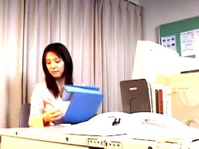 ＜痴●！＞「ｲﾔ、ヤメテクダサイ…」上品な感じの美人OL！痴漢行為でヤラレタ(無料エロ動画)