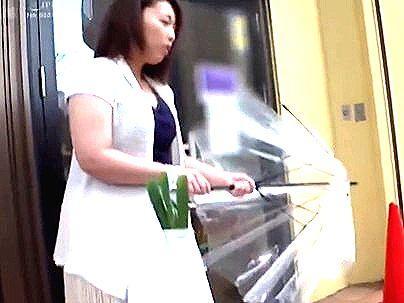 ＜マジックミラー号＞「この美魔女・・・顔射だぞ！」素人の上品な感じの美人奥さん！ＭＭ号乗車でザーメンブッカケされっぞ！