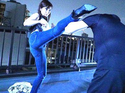 ＜ジーパン捜査官！＞「オリャ！！」めっちゃ！強うそうな捜査官！しかし下着泥棒によゆうでヤラレタ(無料エロ動画)