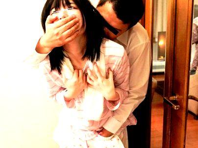 ＜上司が近くにいる状況＞「やっちゃうぞｗＷ！」鬼畜な部下が上司の娘を強引にエロ行為持ちこんじゃうぞ(無料エロ動画)