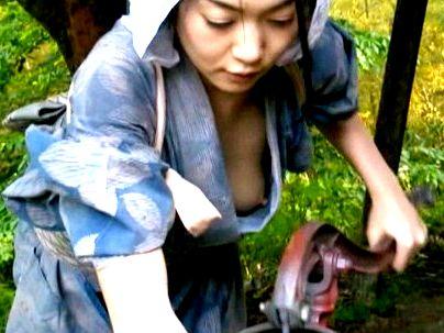 ＜ヘンリー塚本！＞「ババア、乳首ちらりｗ」肉欲の匂い漂う昭和！未亡人の兄嫁が禁断行為しちゃうゾ！！(アダルト動画)