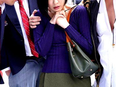 ＜人妻レ●プ＞「やめなさい…」清楚系上品な感じの美人奥さんママ！不良生徒たちにヤラレマクリになっちゃう(無料エロ動画)