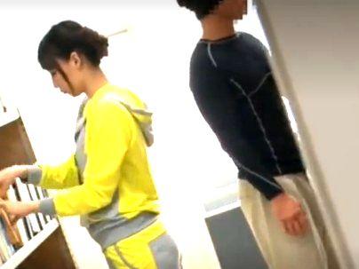 ＜図書館！＞「ヤメテクダサイ…ｲﾔ」スタイル最高ボイン敏感娘！痴漢師にやられるぞ(アダルト動画)