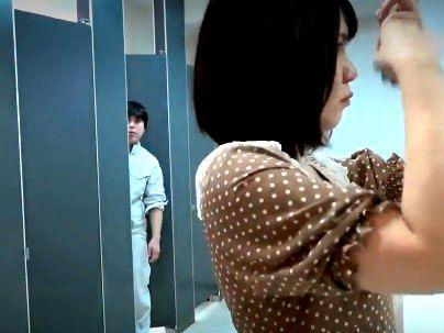 ＜うしろ、うしろ！＞「男、ガン見！」ケケケ・・・あいつがターゲットだ！変質者に目をつけられた女の末路が・・これだ↓↓！！