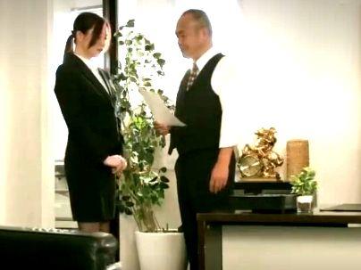 ＜密室接吻社長室＞「ダメです…社長…！」クッソエロい美人秘書！社長室でヤラレマクリ(無料エロ動画)