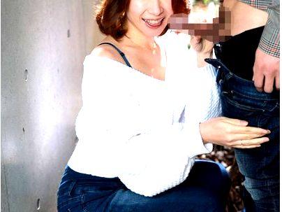 ＜夫に内緒＞「精液も飲んだこと・・・！」色気ムンムン美魔女おばさん！他人棒でザーメンごっくんシチャウゾ(無料エロ動画)