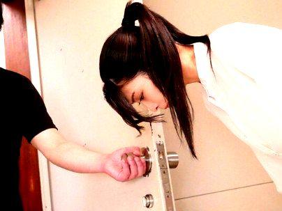 ＜悪態クレーム＞「すみませんでした。！」美人カフェ店員！悪態クレームに強引にエロ行為持ち込まれる(無料エロ動画)