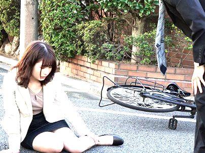 ＜人妻とある日突然！＞「急接近したぞ～！」いった～ィ、大丈夫ですか？これから二人に行方は・・勿論やっちゃうぞ！！