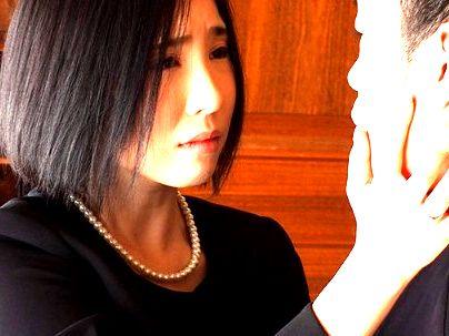 ＜未亡人＞「我慢できず・・！」清楚系義理の母！色気にやられてついに手を出しちゃう(無料エロ動画)