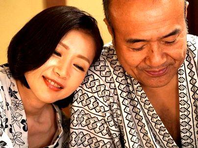 ＜傷心旅行＞「ババア、ラッキーｗＷ！」出会った中年男とオバサン熟女が濃厚セックスおっぱじめちゃう(無料エロ動画)