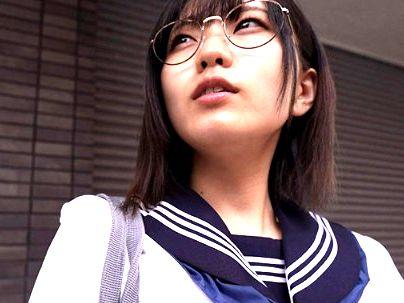＜受験勉強に勤しむ女子！＞「雨凄いですね…」真面目そうな制服女子！媚薬使われて男にヤラレマクリ(無料エロ動画)
