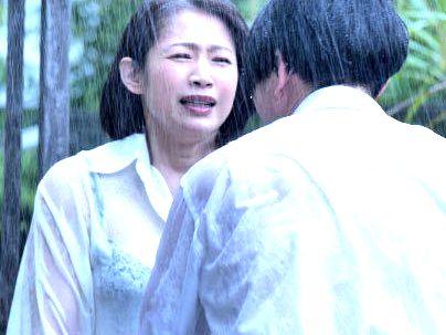 ＜他人だと知った＞「我慢できない！！」ママかと思ったらちがったぞ”！興奮してガチｓｅｘおっぱじめちゃうぞ！