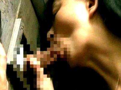 ＜ヘンリー塚本！＞「これ、美味しいの…♡」人妻変態痴女！公衆便所でちんぽじゅぽフェラシチャウゾ(無料エロ動画)