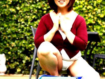 ＜おばさん家政婦＞「こ？これは・・・パンチラか？！」おばちゃんの誘惑に負けて・・やっちゃいますか！(無料エロ動画)