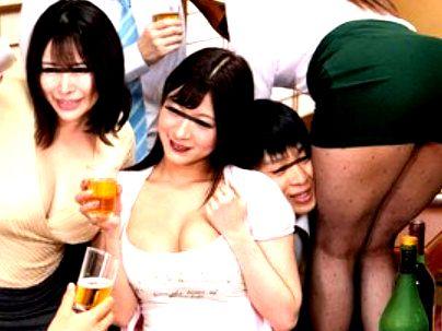 ＜巨乳クラスメイトと巨尻女教師＞「やべーだろｗＷ！」欲求不満すぎる人妻たち！同窓会SEXおっぱじめとるぞ(無料エロ動画)