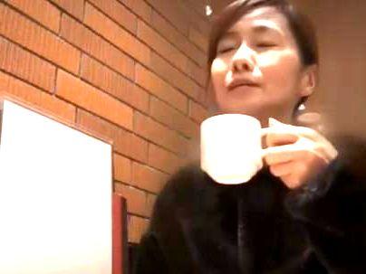 ＜素人熟女ナンパ＞「ババア、簡単にゲットｗＷ！」若い男に声掛けされて嬉しくて・・ついてきたので中出しおみまいしったった！