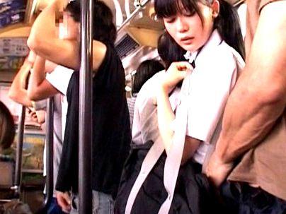 ＜痴漢に感じる女子＞「ヤメテクダサイ…！」真面目そうな制服女子！痴漢師に強引にヤラレマクリ(無料エロ動画)