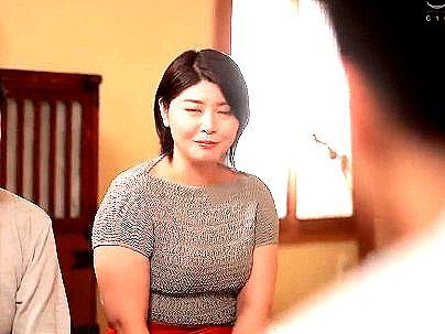 ＜義母さん＞「ヤバイことにｗＷ！」1泊2日の温泉旅行で我慢限界で・・義母さんと禁断行為に発展シチャウゾ(アダルト動画)