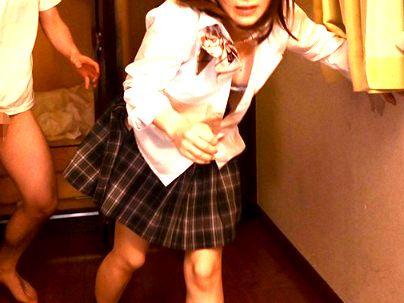 ＜逃げ回る女子＞「ｲﾔ、来ないで…」スレンダー美乳おっぱい制服女子！家庭教師に強引にエロ行為持ち込まれるぞ(無料エロ動画