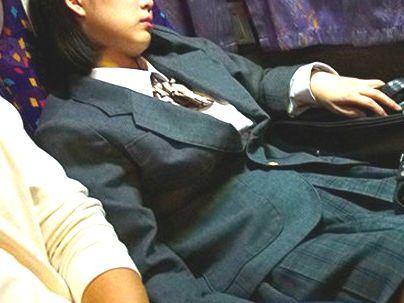 ＜夜行バス＞「ケケケ・・よく寝てるぞｗ！」可愛い制服女子！夜行バスで声も出せずイカされてんぞｗｗｗ！！