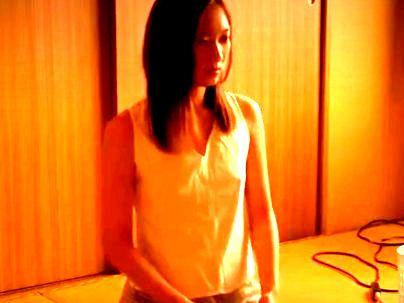＜妻がまわされた＞「ヤメテクダサイ…ｲﾔ！」スレンダー美乳奥さん！オヤジ３人に捕まり無理矢理犯されるぞ(無料エロ動画)