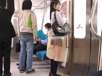 痴漢されて以来、痴漢のちんぽにドハマリ従順になっちゃう女子校生！部屋までついていき変質者のちんぽをハメまくる不純な関係！