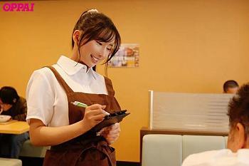 【巨乳JK×ノーブラ】大きなオッパイが透けて見えるノーブラバイト女子に誘惑され中年店長フル勃起！