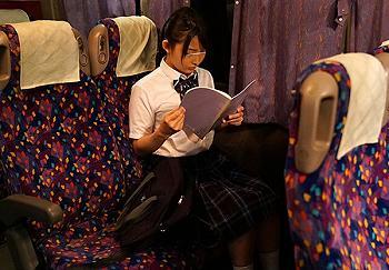 静かな深夜バスで変態男に地獄の悶絶レイプされる…寝静まった車内で声我慢の絶頂させられる地獄の生ハメスローピストン！！