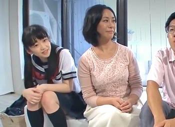【親子丼3P】マジックミラーの特設スタジオに4人家族を招待！父の鏡越しにエロ美熟女な母親とロリJKの妹が連続射精筆おろし