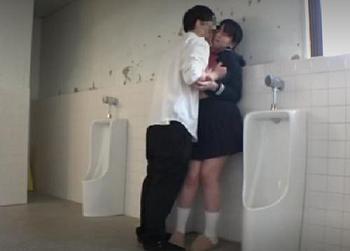【女子高生×レイプ】大人しそうな地味系JKが男に言われるがままに脱がされフェラさせられ犯され中出しされちゃう！