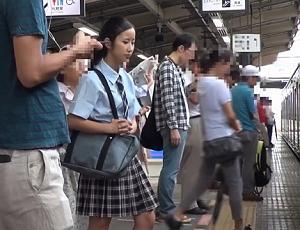 《痴漢中出し》ピチ肌JKがタイプでもない最低な男性に無理くりパコられて理性保ちきれない
