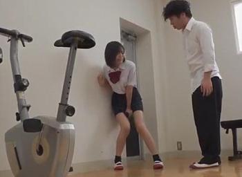 【女子高生】「もうダメ、出る！」我慢できずに同級生の前でお漏らししちゃった美少女JK！その姿に興奮した男に犯されちゃう