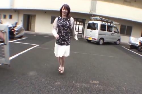 【華咲りょう×人妻×不倫】奥さん、奥さんこちらへどうぞ♡暇を持て余す団地妻の情事♪AVの世界でもいい、濃厚な不倫に憧れて