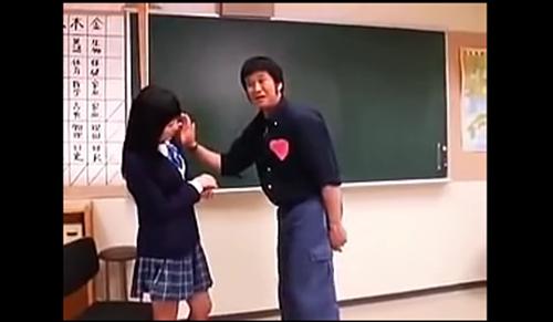 饗宴中の囁き、背負ったランドセルの少女が器用に移動する。