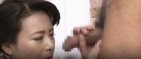 未亡人が家のパーティーで不倫される