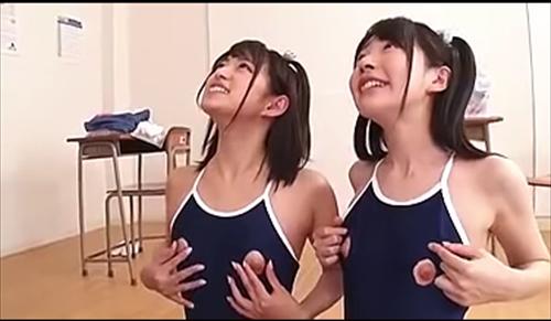 強烈な興奮を何度も体感中ww、細身の可憐な娘が感受性豊かな体を徹底的に刺激する。