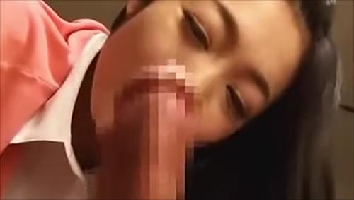 清純な偽らぬ男性誘惑、官能シチュエーション女性こそこそセクシーなキス。宅飲。