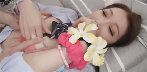彼女は以前と同じ外見で、制服のコスプレを楽しんでいる。